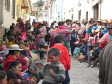 Frauen und Kinder warten geduldig in Cusco auf ihr Weihnachtsgeschenk - eine Tasse heisse Schokolade