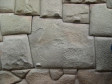 Wieviel Ecken hat dieser Stein auf der "Calle Hatunrumiyoc" in Cusco? Die Mauer gilt als eines der sch�nsten Beispiele der Kunst der fugenlosen Verblokung riesiger Steine. Die nach aussen gew�lbten (konvexen) Steinbl�cke sind bis zu einem Meter gross und so perfekt beschnitten respektive behauen, dass sie mit ihrer Verzahnung und Verbolzung keinen M�rtel ben�tigen.