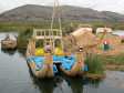 Uro-Inseln auf dem Titicacasee - diese aus Totora (Schilf) bestehenden Inseln werden aus verschn�rten Schilfrohrb�ndeln gebaut. Sie m�ssen ungef�hr alle sechs Monate ausgewechselt werden, da sie sich mit der Zeit mit Wasser vollsaugen, schwerer werden und zu sinken drohen