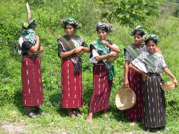 Eine Gruppe von "Indígena"-Mädchen während des Parademarsches