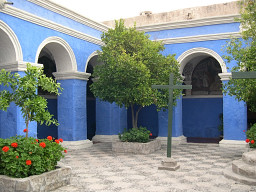 Orangen-Kreuzgang im wunderschnen Kloster Santa Catalina in Arequipa